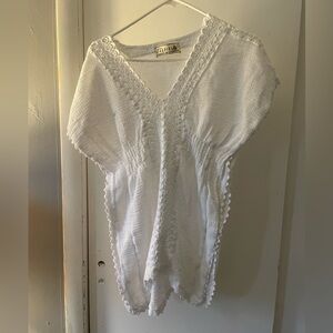 Tess + Gaia White V-Neck Knit Women’s Top